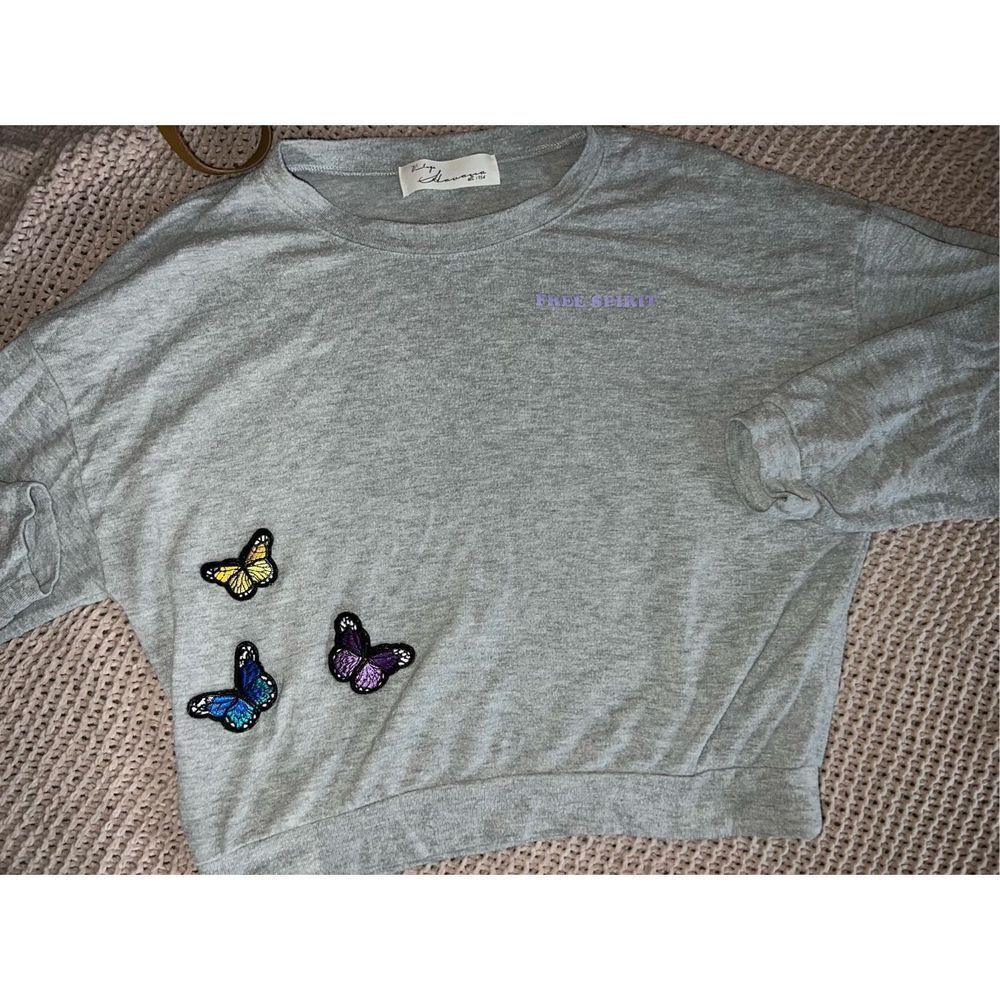 BOUTIQUE: Vintage Havana Free Spirit w/ Butterflies CrewNeck.. Retail $59.99